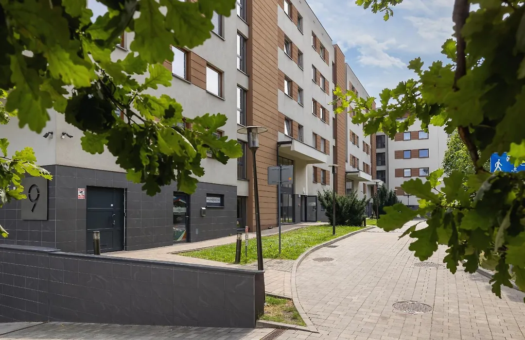 Apartament w Spokojnej Okolicy z Parkingiem by Noclegi Renters-1