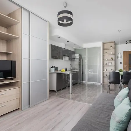 Apartament w Spokojnej Okolicy z Parkingiem by Noclegi Renters-2